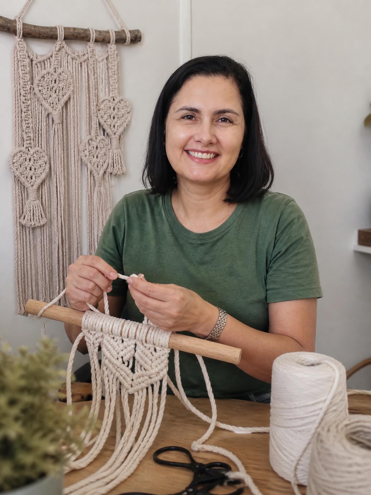Artesã do Amaná Makramiya trabalhando nos nós do macramê